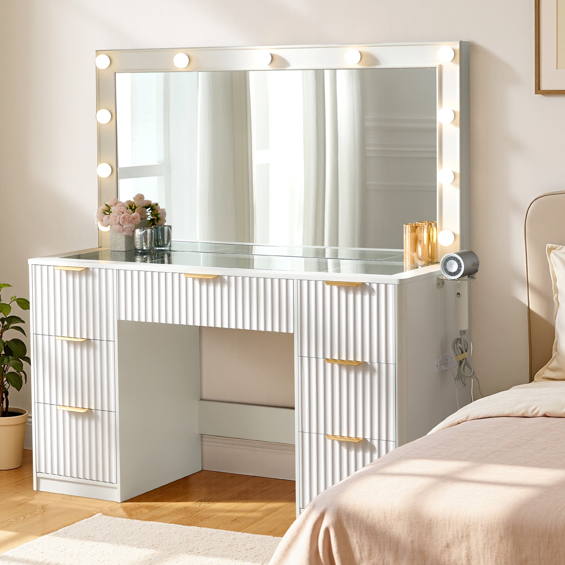 Glow 47.2" Fluted Vanity Desk Amerlife White